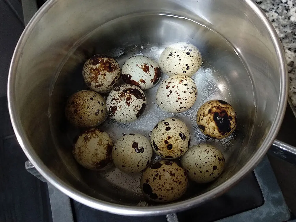 Huevos de codorniz hervidos.