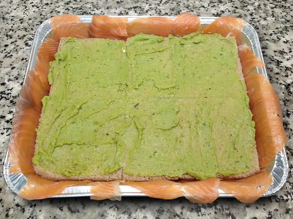 Rebanadas de pan de molde untadas con guacamole.