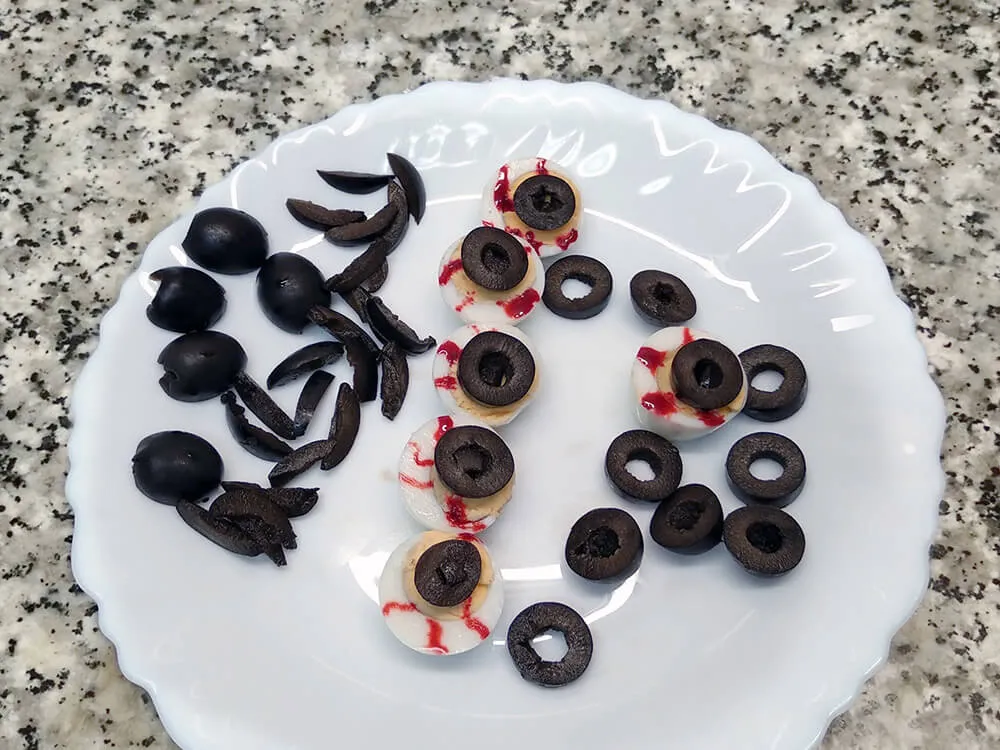 Olivas negras cortadas para decoración y huevos duros cortados.