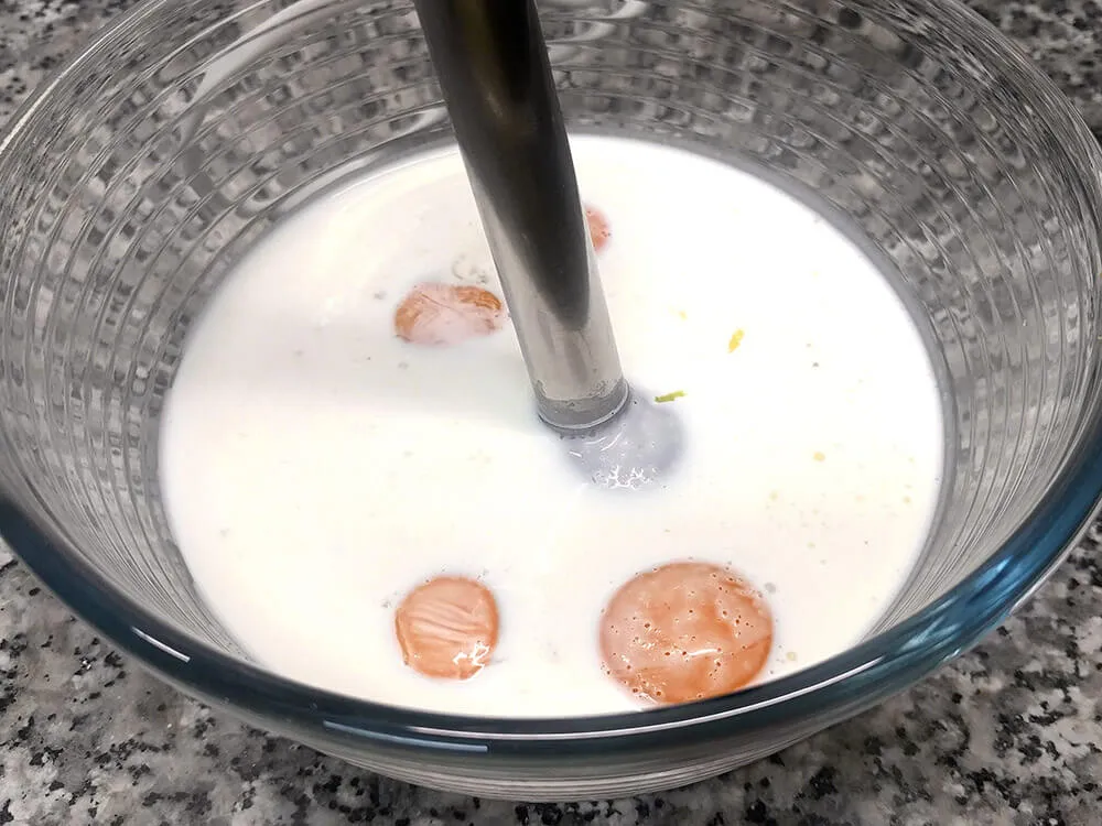 Yemas, nata líquida, azúcar, harina y ralladuras de limón listas para triturar