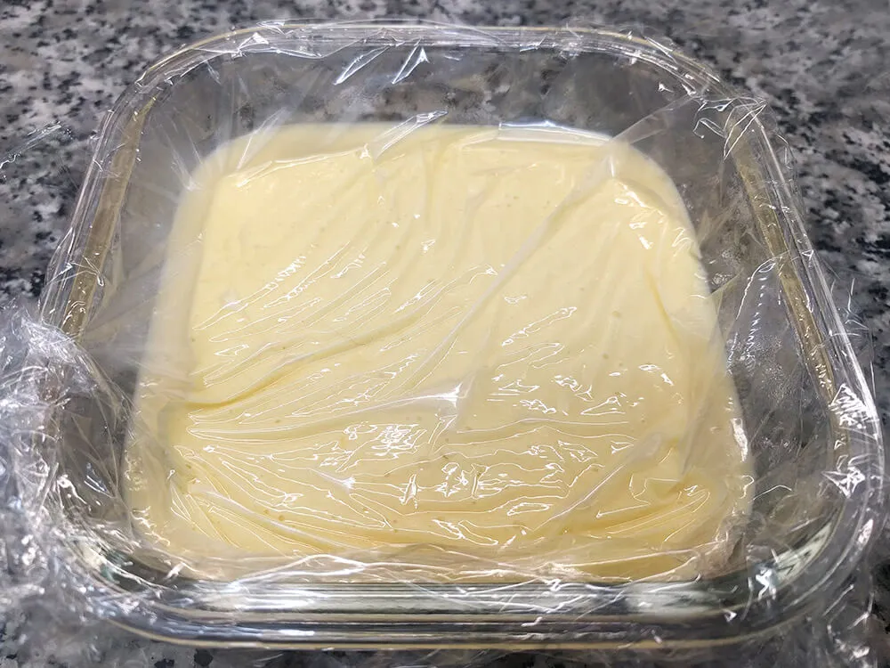 Crema lista para entibiar cubierta con film