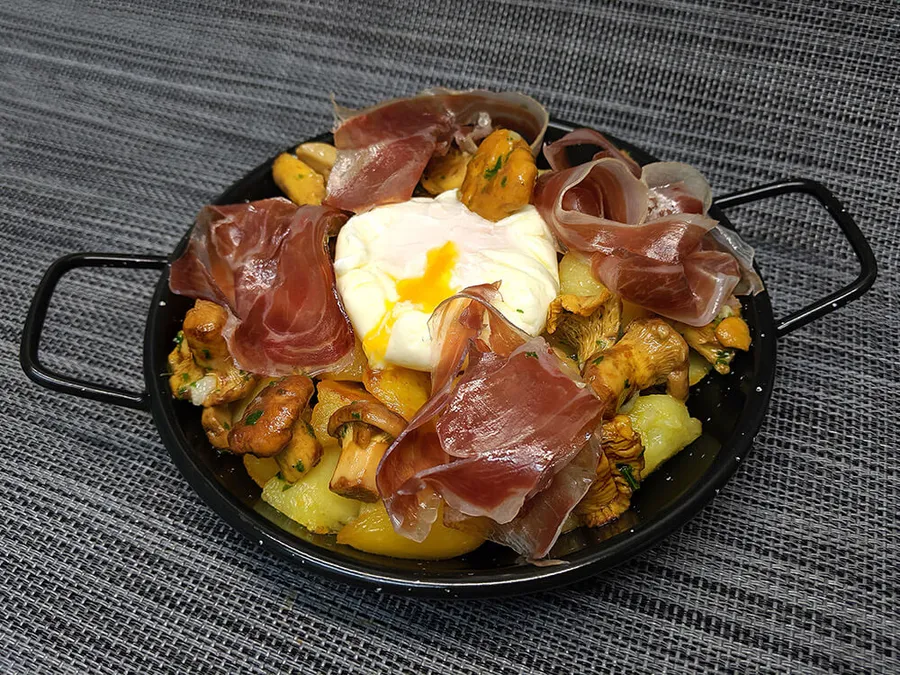Patatas con huevos reventados.