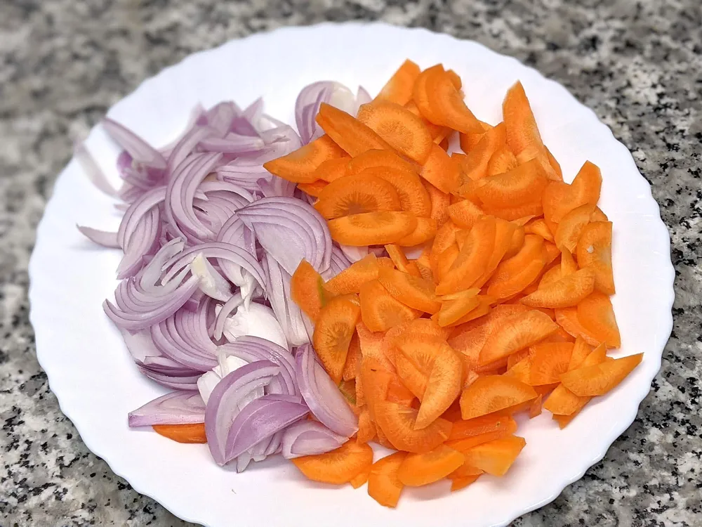 Cebolla y zanahoria en juliana.