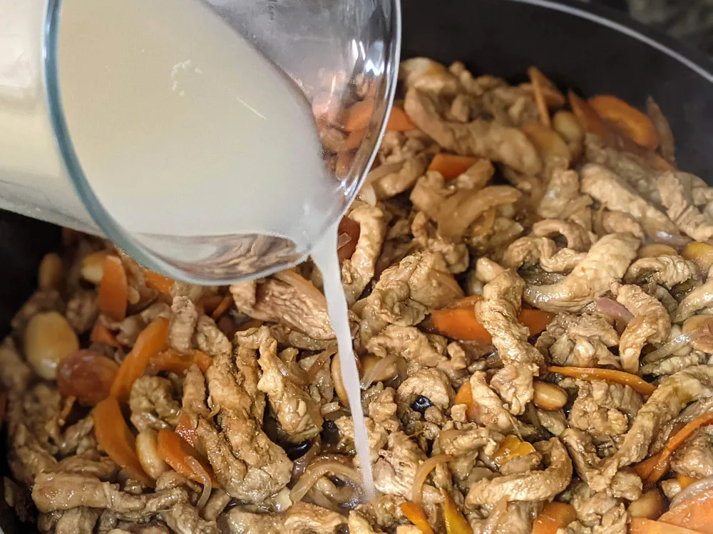 Cebolla, zanahoria, almendras, pavo y caldo.