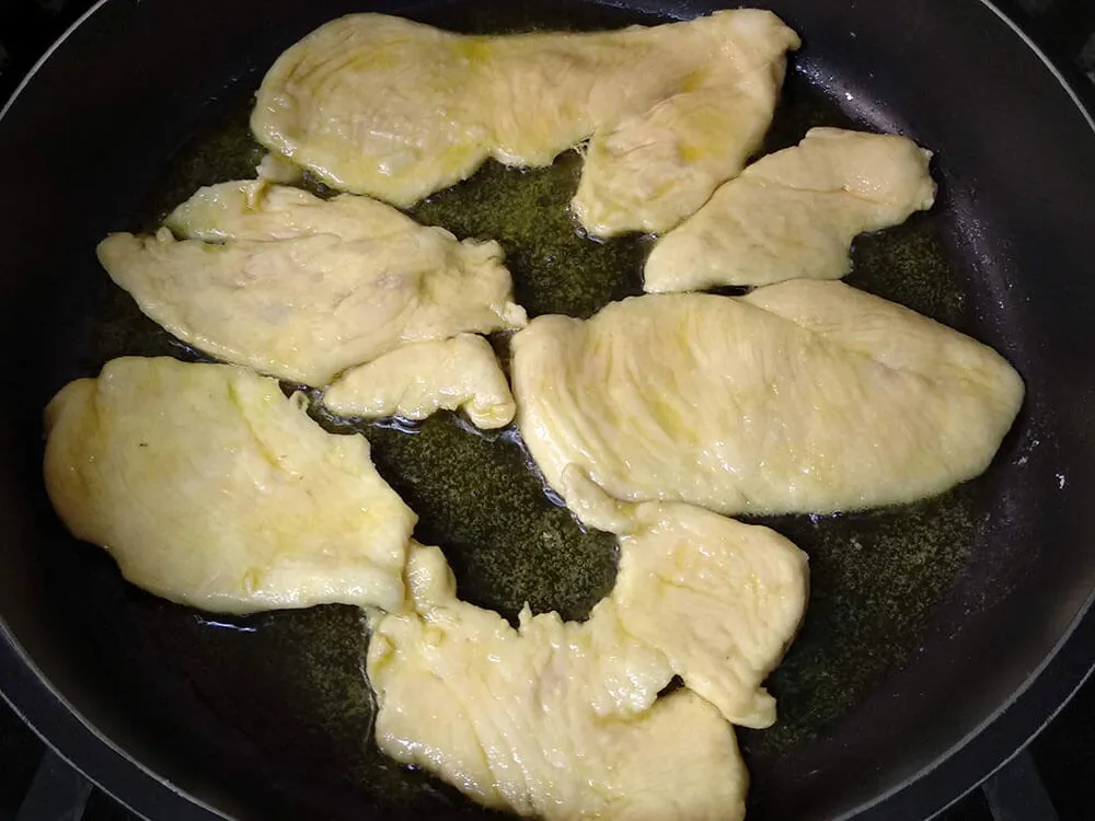 Pechugas enharinadas en sartén.
