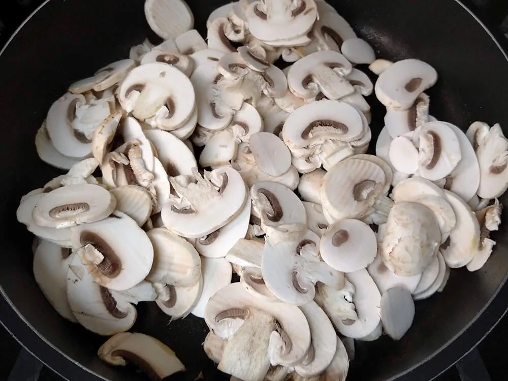 Champiñones laminados en sartén.