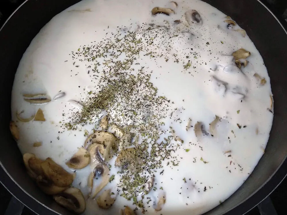 Champiñones salteados con leche y crema de leche.