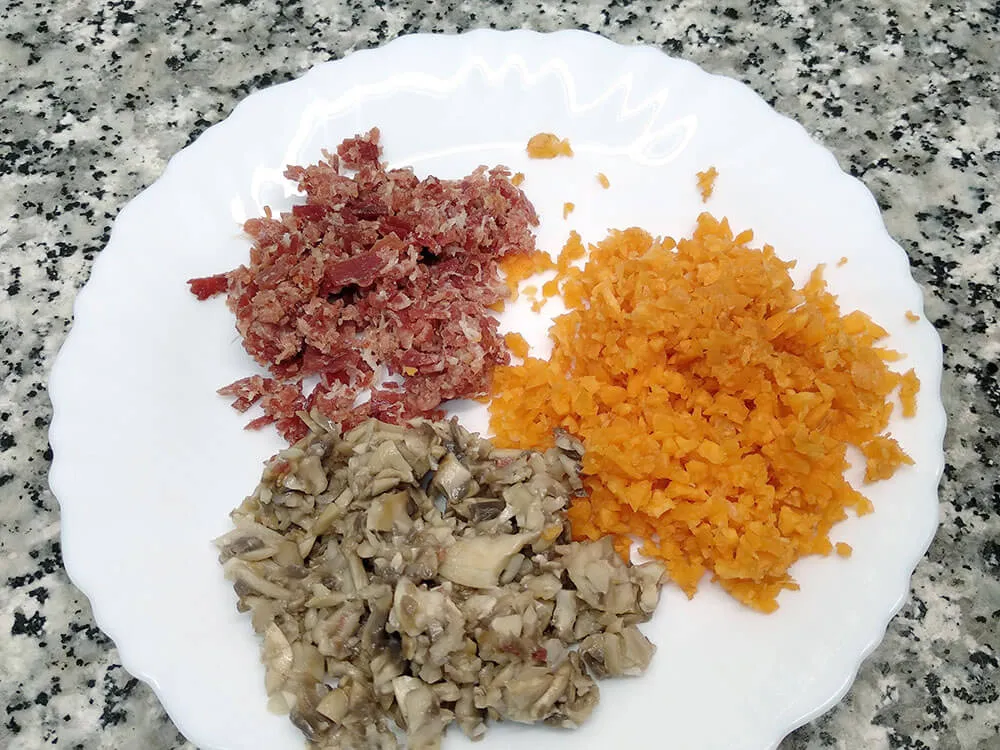 Zanahoria, champiñones y jamón picados.