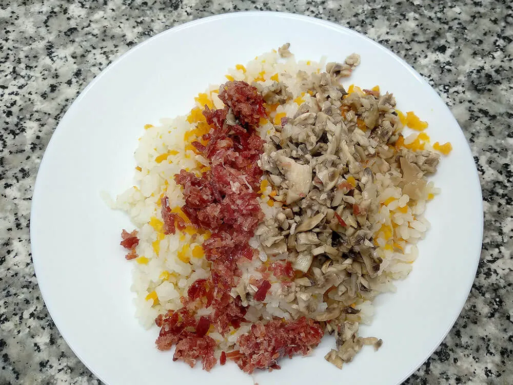 Arroz y zanahoria hervidos, champiñones y jamón picados.