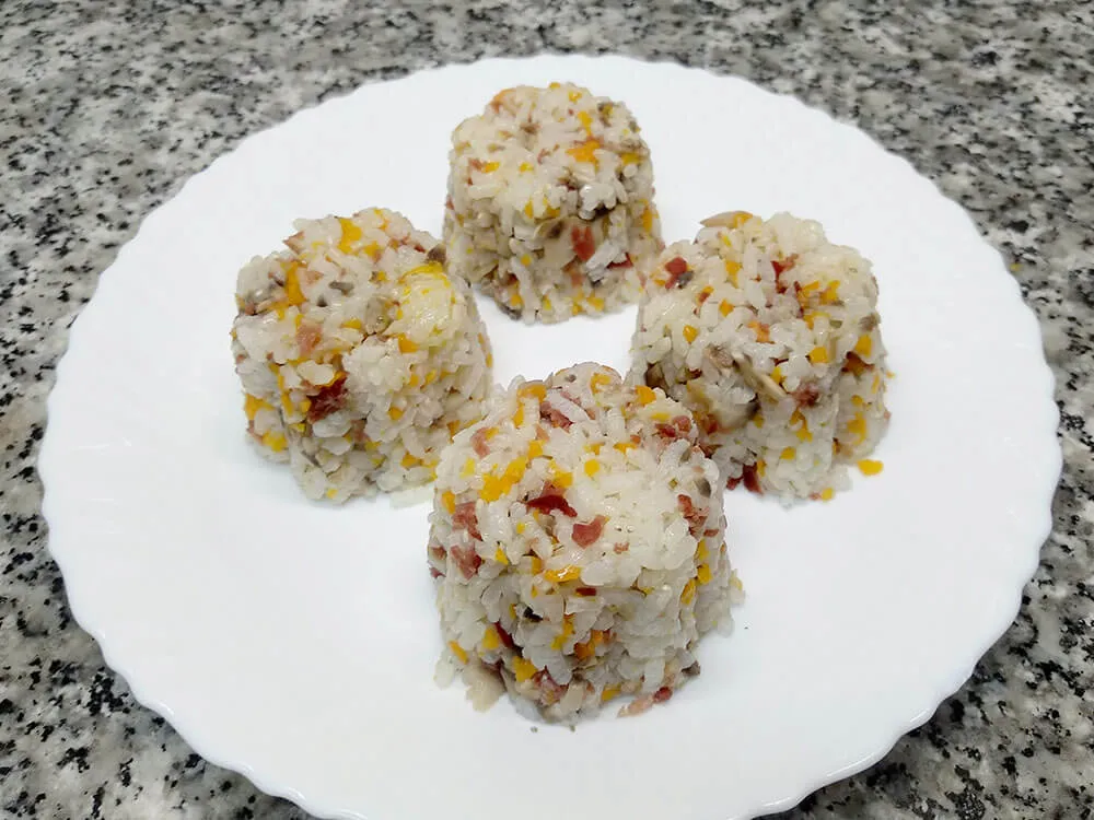 Flanes de arroz con zanahoria, champiñones y jamón.