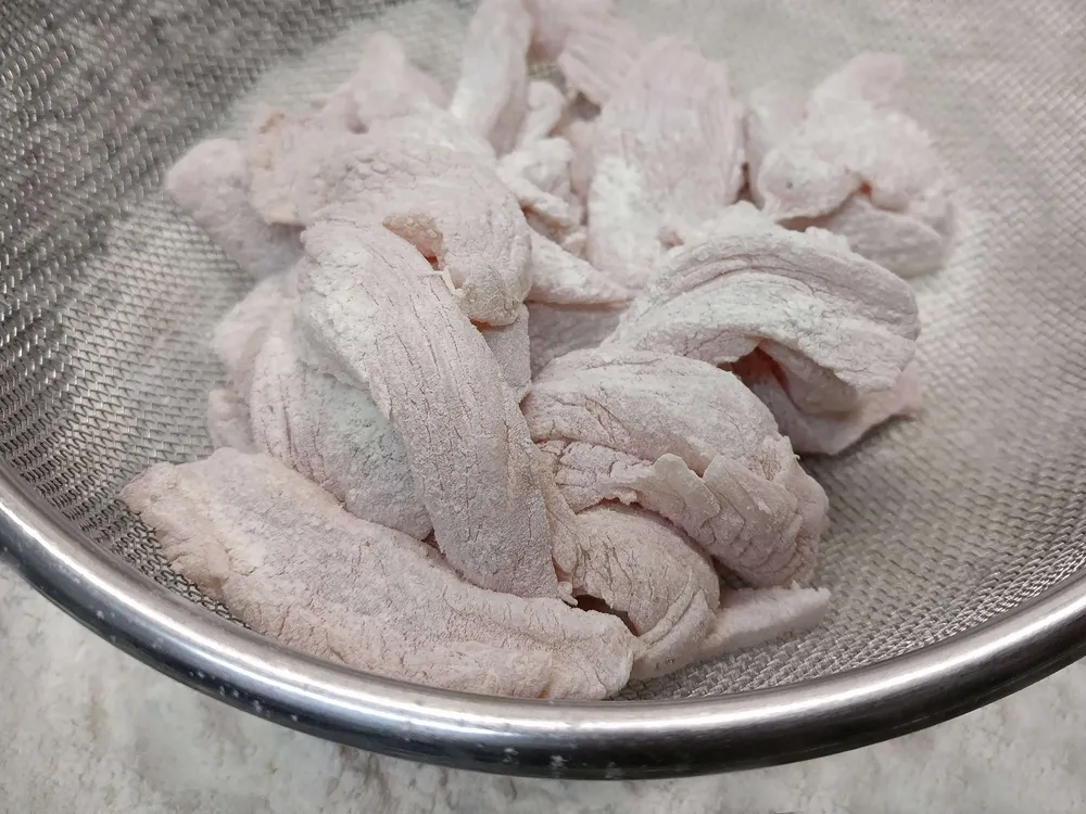 Tiras de pollo enharinadas