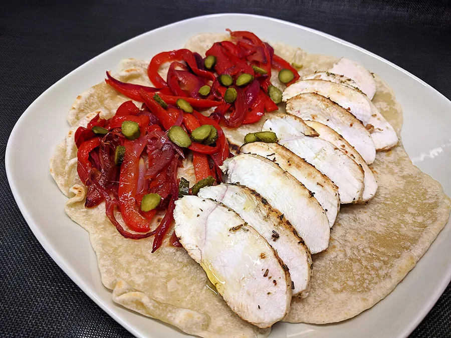 Piadina de pollo y escabeche de pimiento.