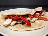 Piadina de pollo y escabeche de pimiento.