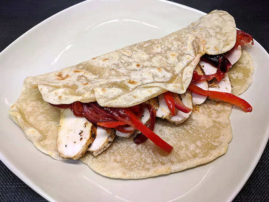 Piadina de pollo y escabeche de pimiento.