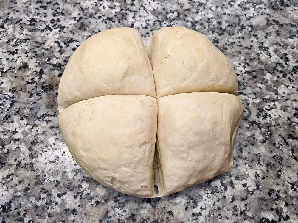 Masa de piadina cortada en cuatro.