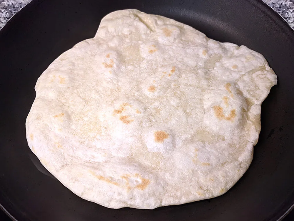 Masa de piadina tostada en sartén.