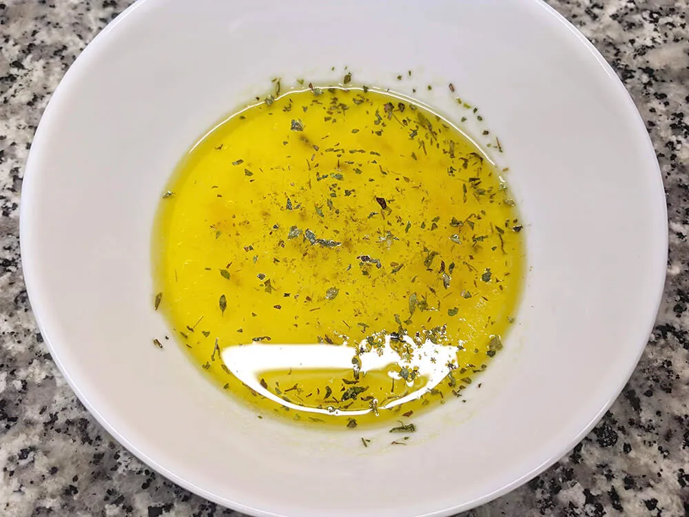 Vinagreta de aceite de oliva, vinagre de manzana, orégano, sal y pimienta.