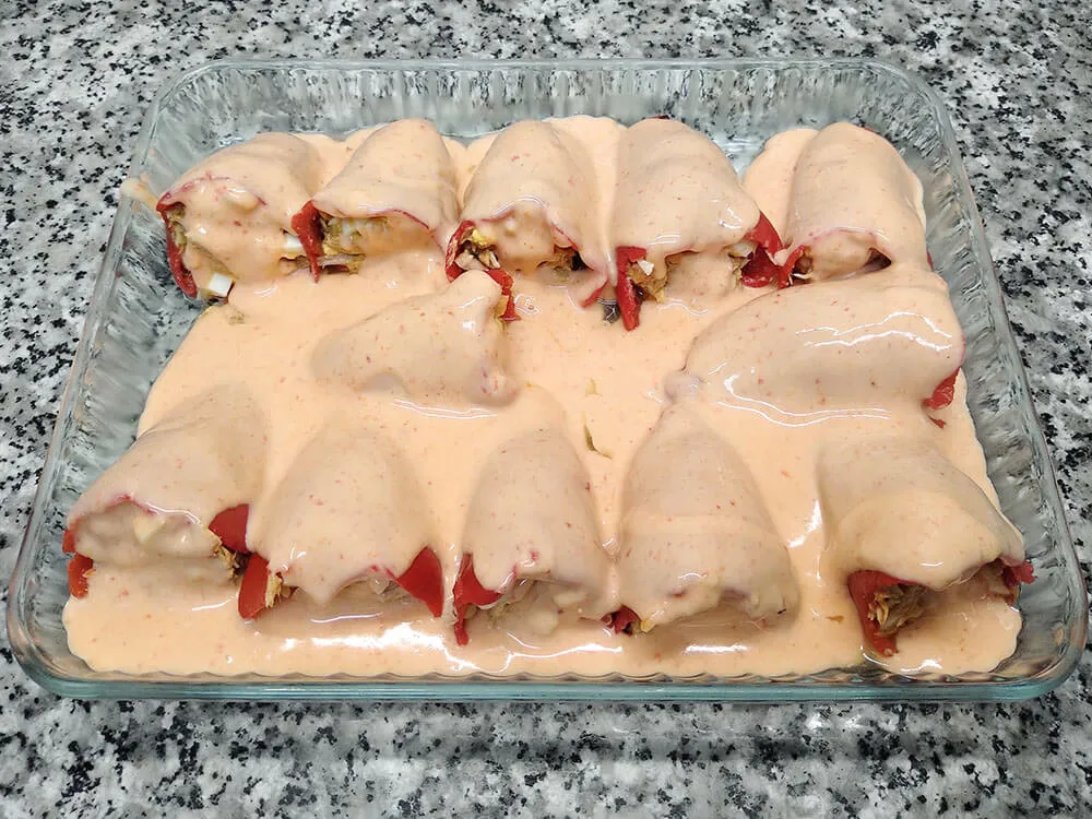 Piquillos rellenos con bechamel.