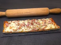 Pizza de cebolla, mozzarella y bacon