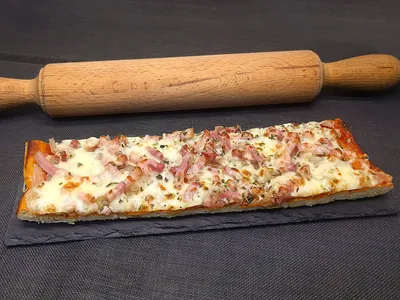 Pizza de cebolla, mozzarella y bacon