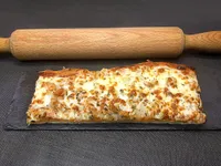 Presentación de la pizza de cebolla, mozzarella y atún.
