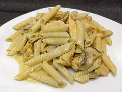 Plumas con pollo al curry