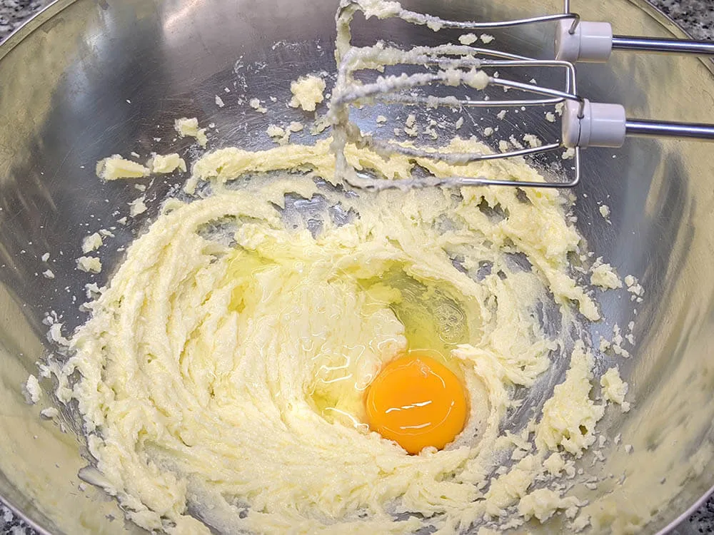 Mantequilla, azúcar y huevo.