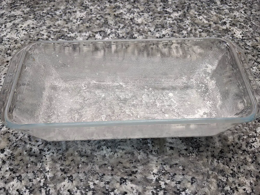 Molde de Plum Cake engrasado y enharinado.