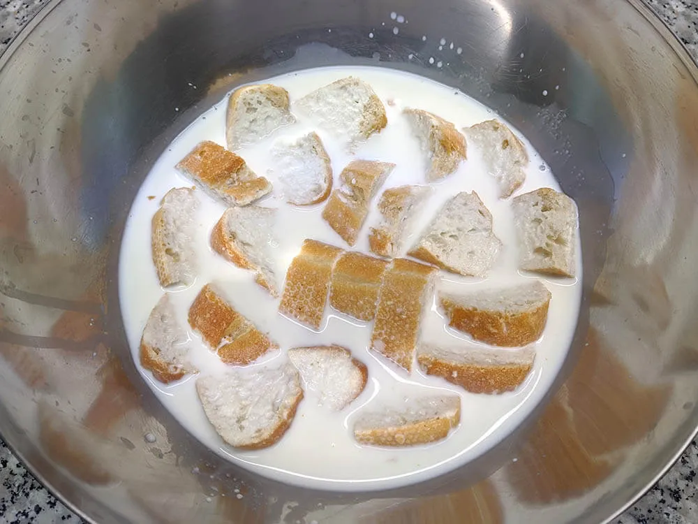 Leche, crema de leche y pan en remojo.