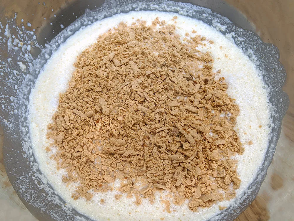 Leche, pan, huevos, azúcar y turrón.