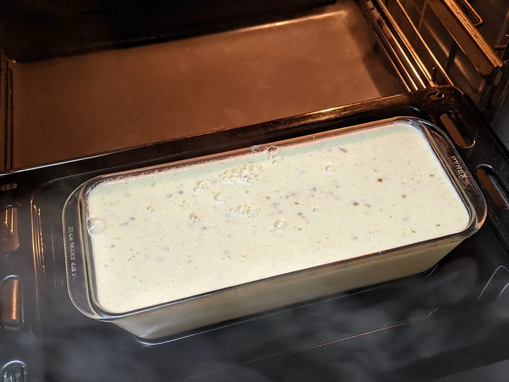 Pudin listo para hornear al baño María.