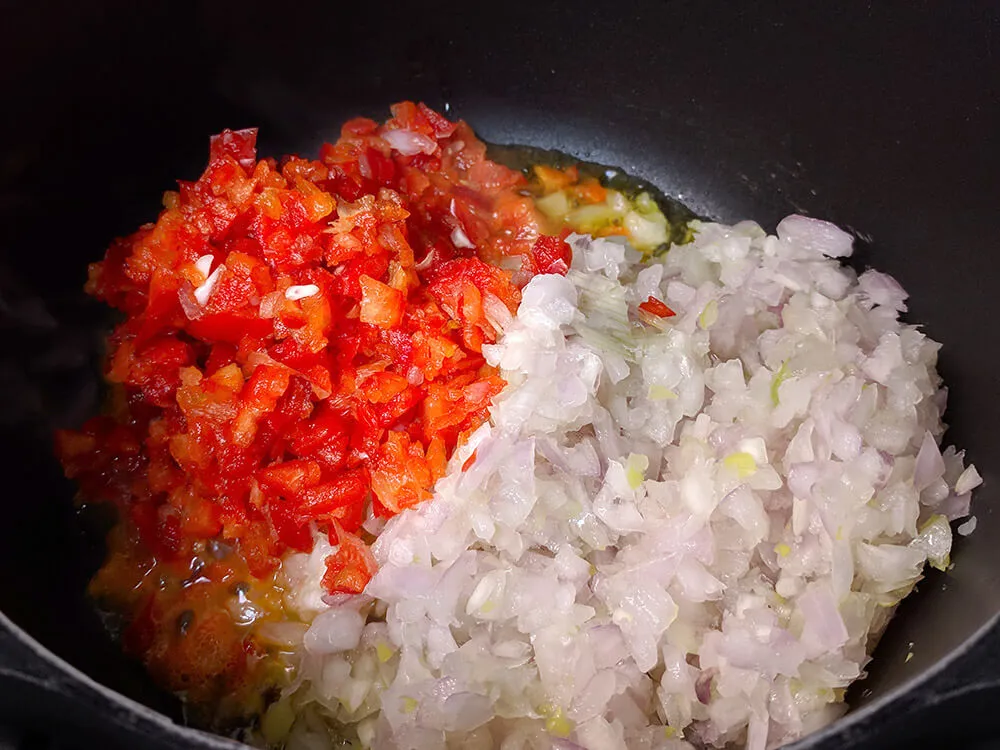 Pimiento y cebolla picados.