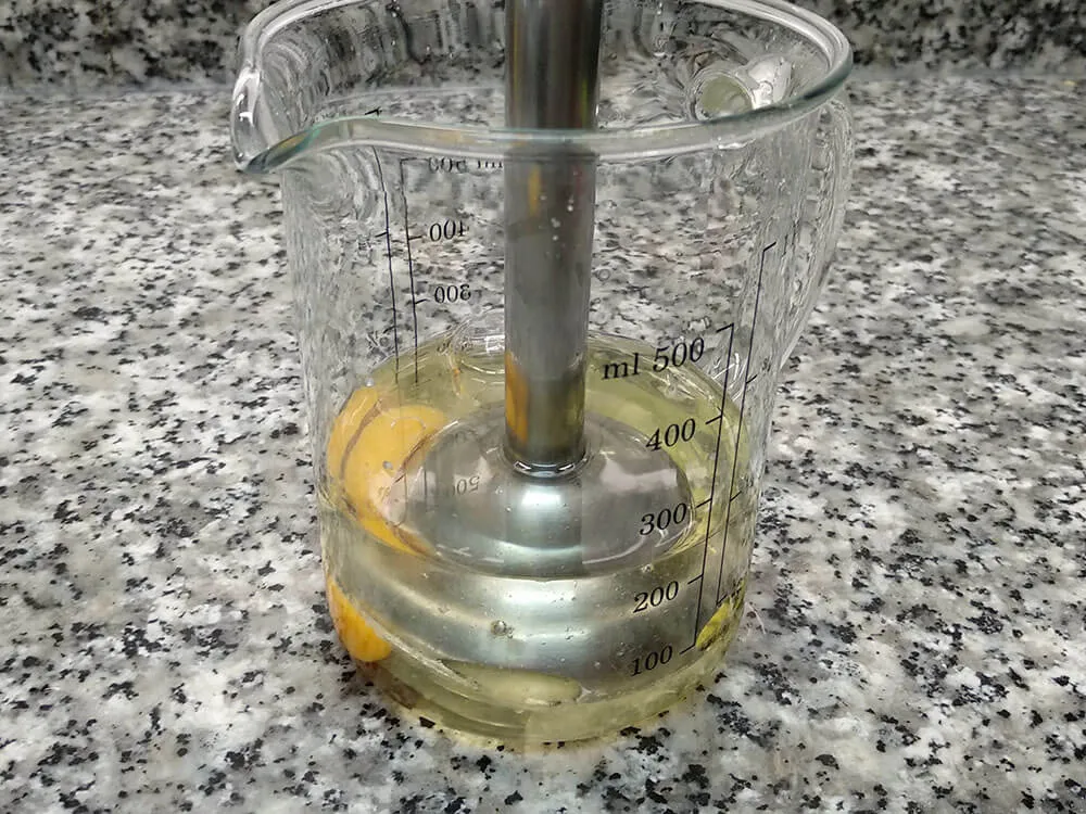 Aceite de girasol, diente de ajo y huevo.