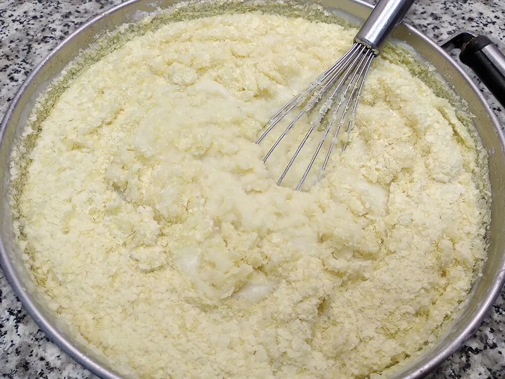 Leche, agua, mantequilla, pimienta, nuez moscada, sal y copos de patata.