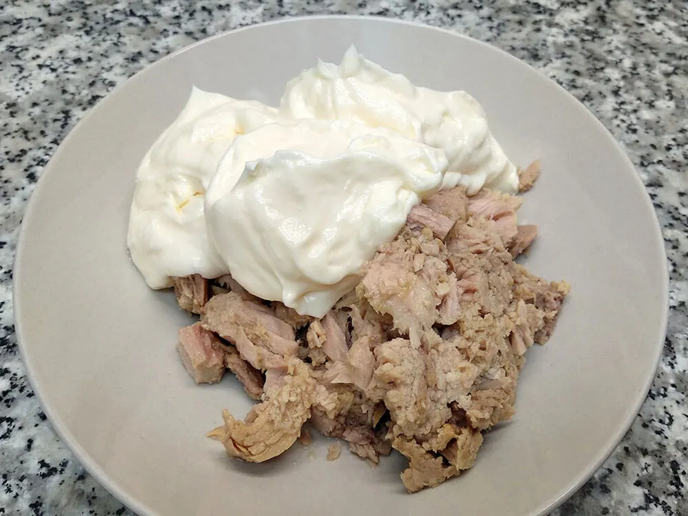 Atún escurrido y mayonesa.