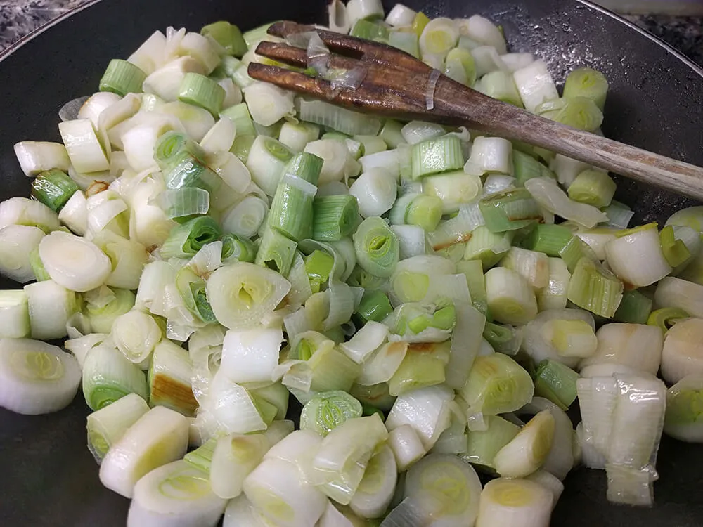 Calçots pochándose en la sartén