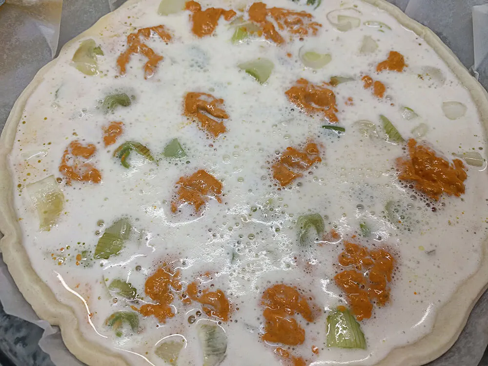 Masa quebrada con los calçots, la leche y los huevos