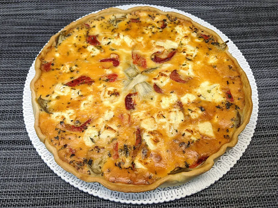 Quiche de escalivada y rulo de cabra.