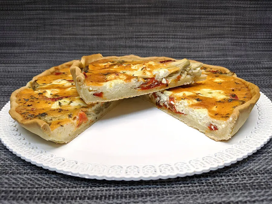 Quiche de escalivada y rulo de cabra.