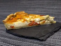 Quiche de escalivada y rulo de cabra.