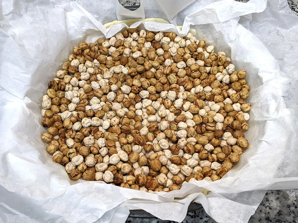 Masa quebrada fresca cubierta con garbanzos.