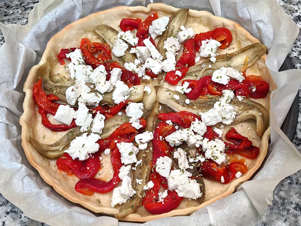 Masa quebrada horneada con escalivada y rulo de cabra.