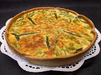 Quiche de espárragos y ajos tiernos.