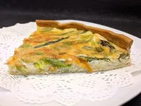 Ración de Quiche de espárragos y ajos tiernos.