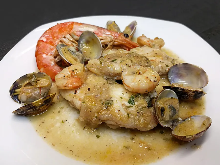 Rape con almejas y gambas.