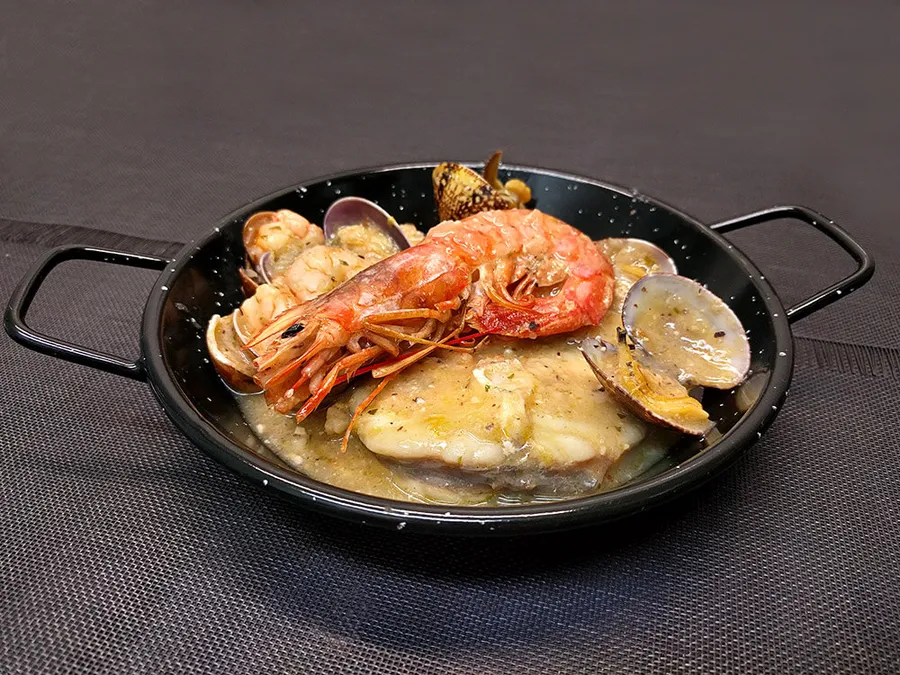 Rape con almejas y gambas.