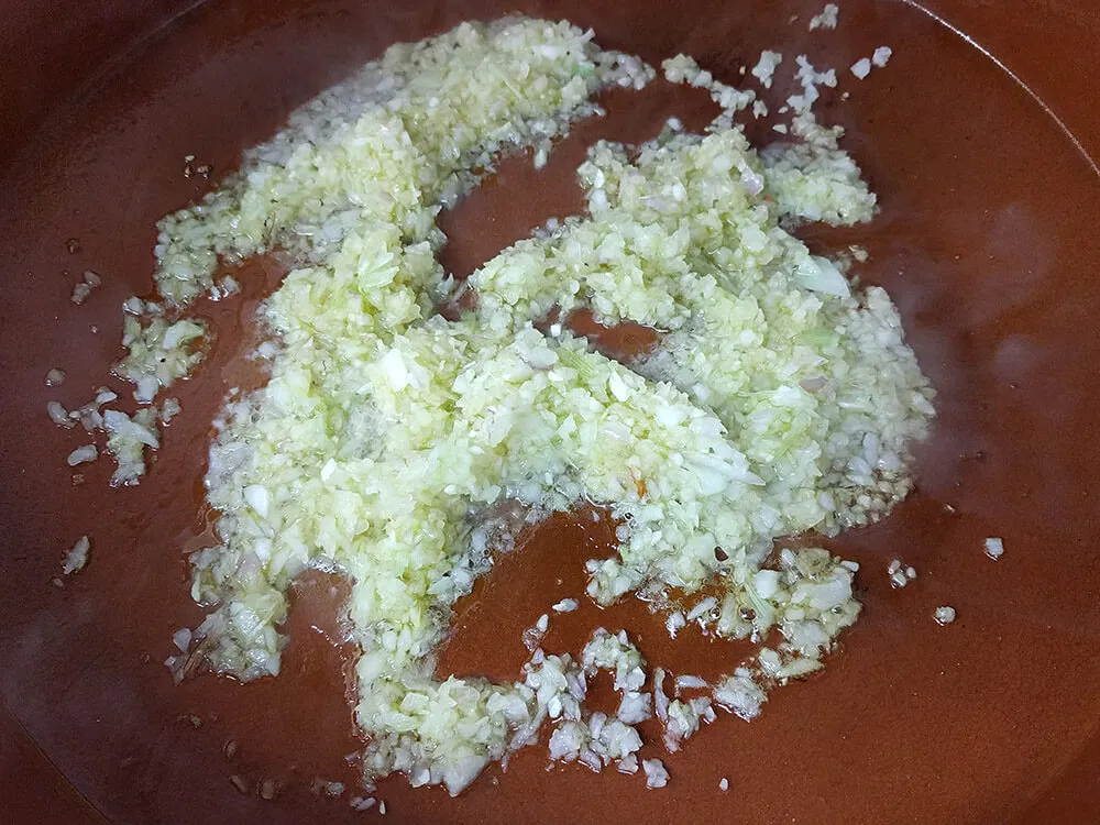 Cebolla pochando.