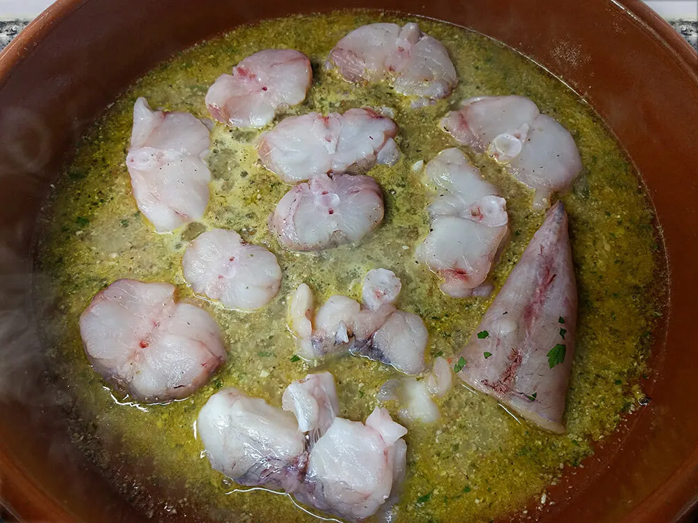 Caldo de pescado, con sofrito y rape.