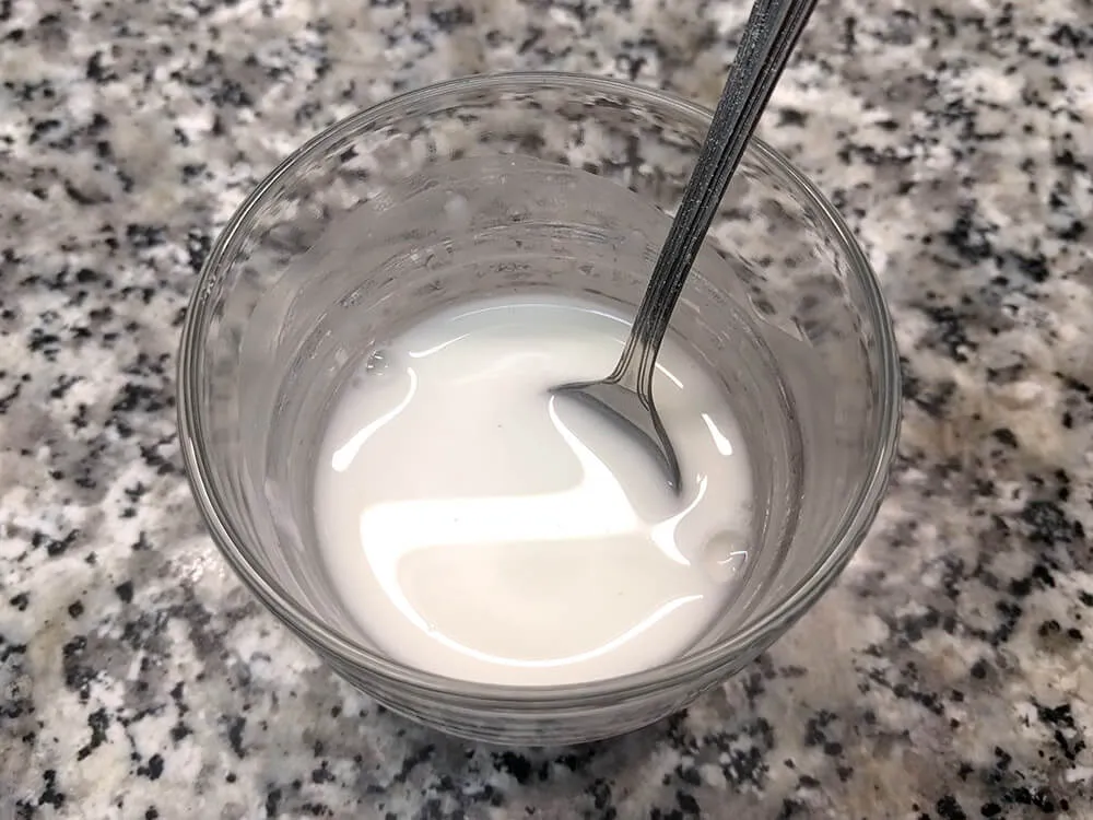 Disolución de harina fina de maíz y agua.