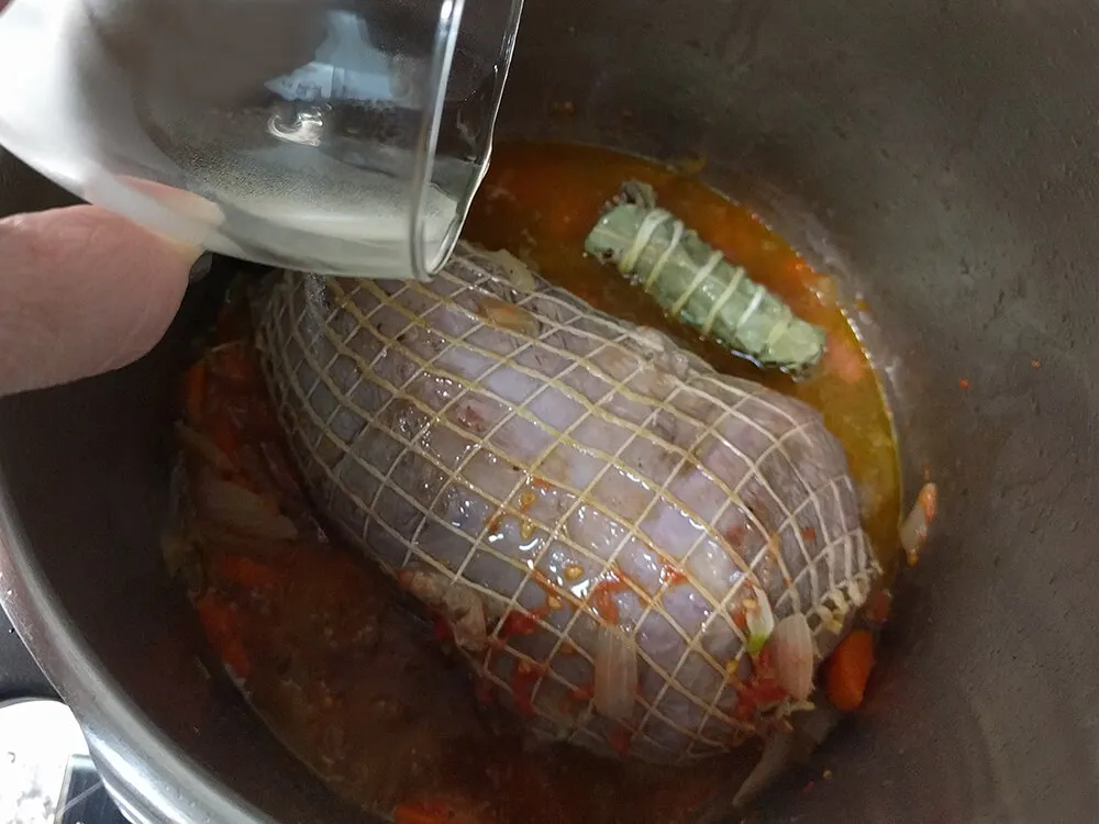 Redondo de ternera con vino y hierbas aromáticas